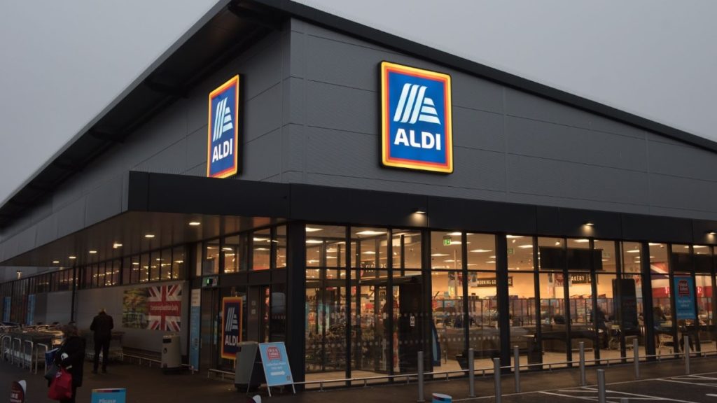 Aldi Employees Asked to Deny Service to Shoppers That Refuse New Bag