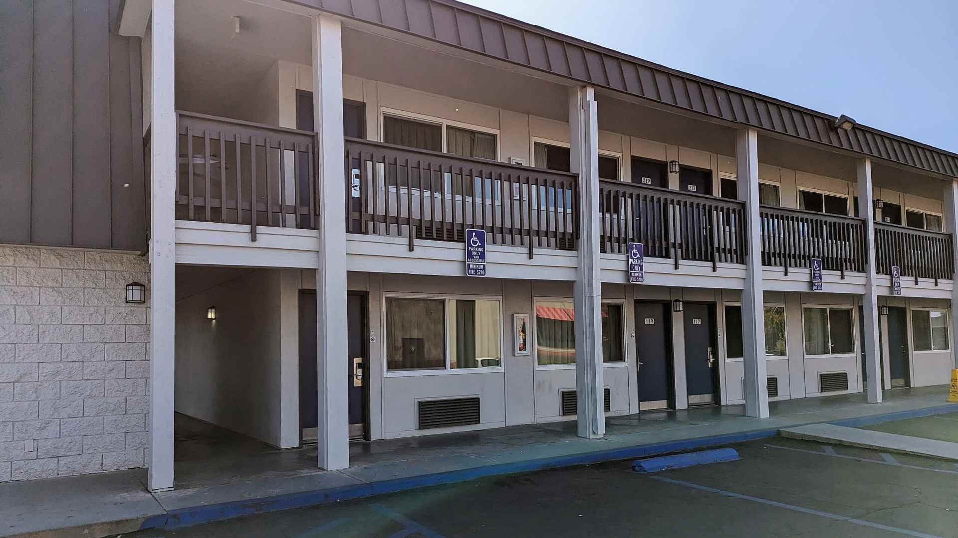 A hotel with multiple stories located in California.